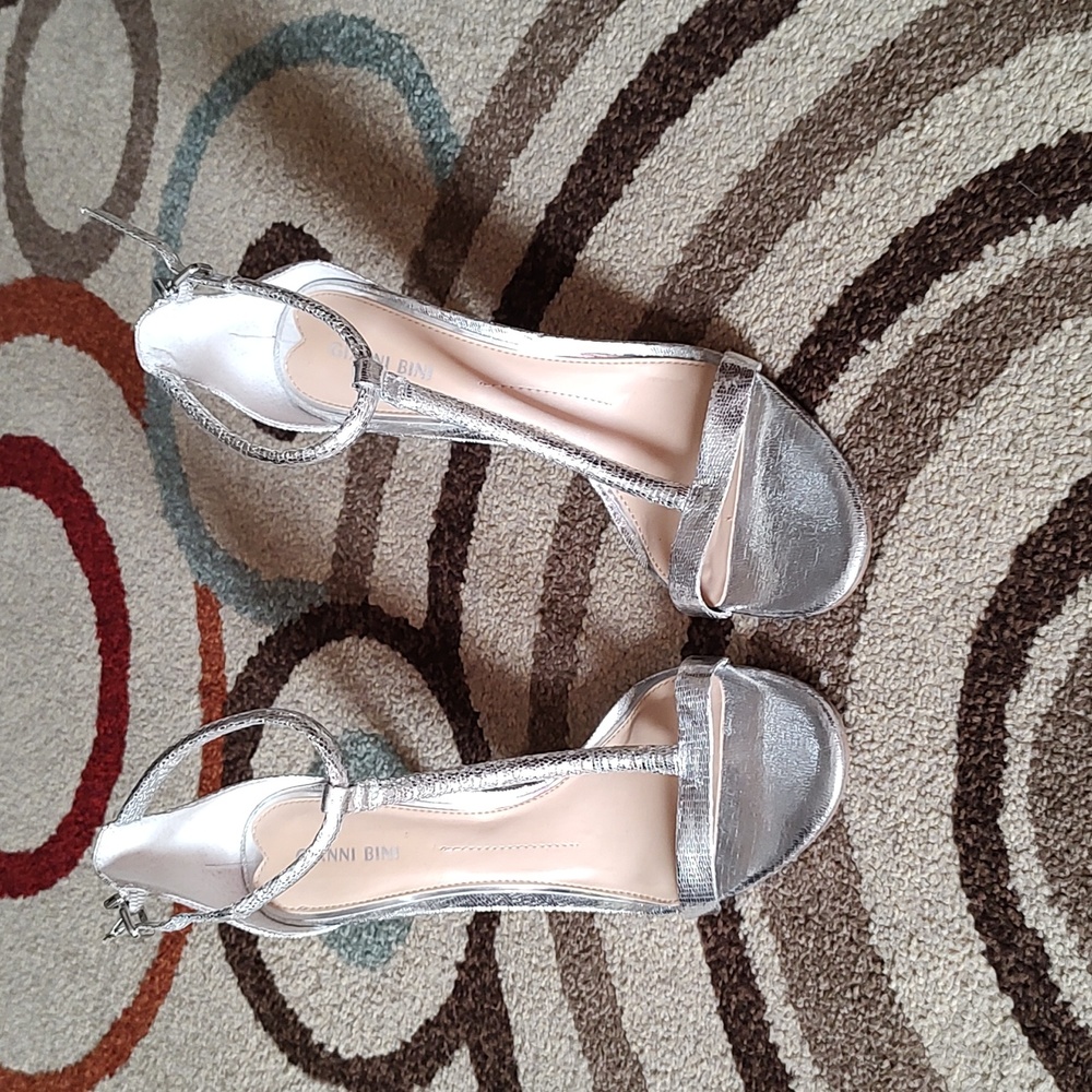 Women's Gianni Bini metallic T-strap sandal (size 9.5)